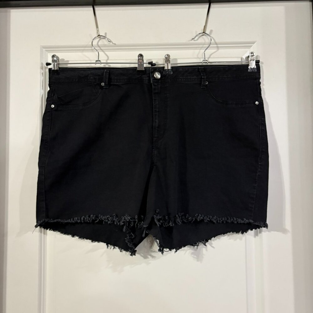 AZ Denim Women’s Black Frayed Hem Jean Shorts Size 26W